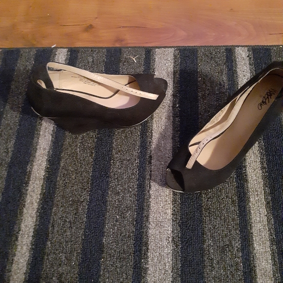 Shoes - Picture 2 of 3